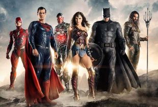 JUSTICE LEAGUE, from left: Ezra Miller as The Flash, Henry Cavill as Superman, Ray Fisher as Cyborg, Gal Gadot as Wonder Woman, Ben Affleck as Batman, Jason Momoa as Aquaman, 2017. ph: Clay Enos/©Warner Bros. Pictures/courtesy Everett Collection