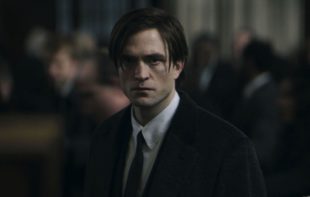 2E8WGTE ROBERT PATTINSON in THE BATMAN (2022), directed by MATT REEVES. Credit: DC ENTERTAINMENT/WARNER BROS. / Album